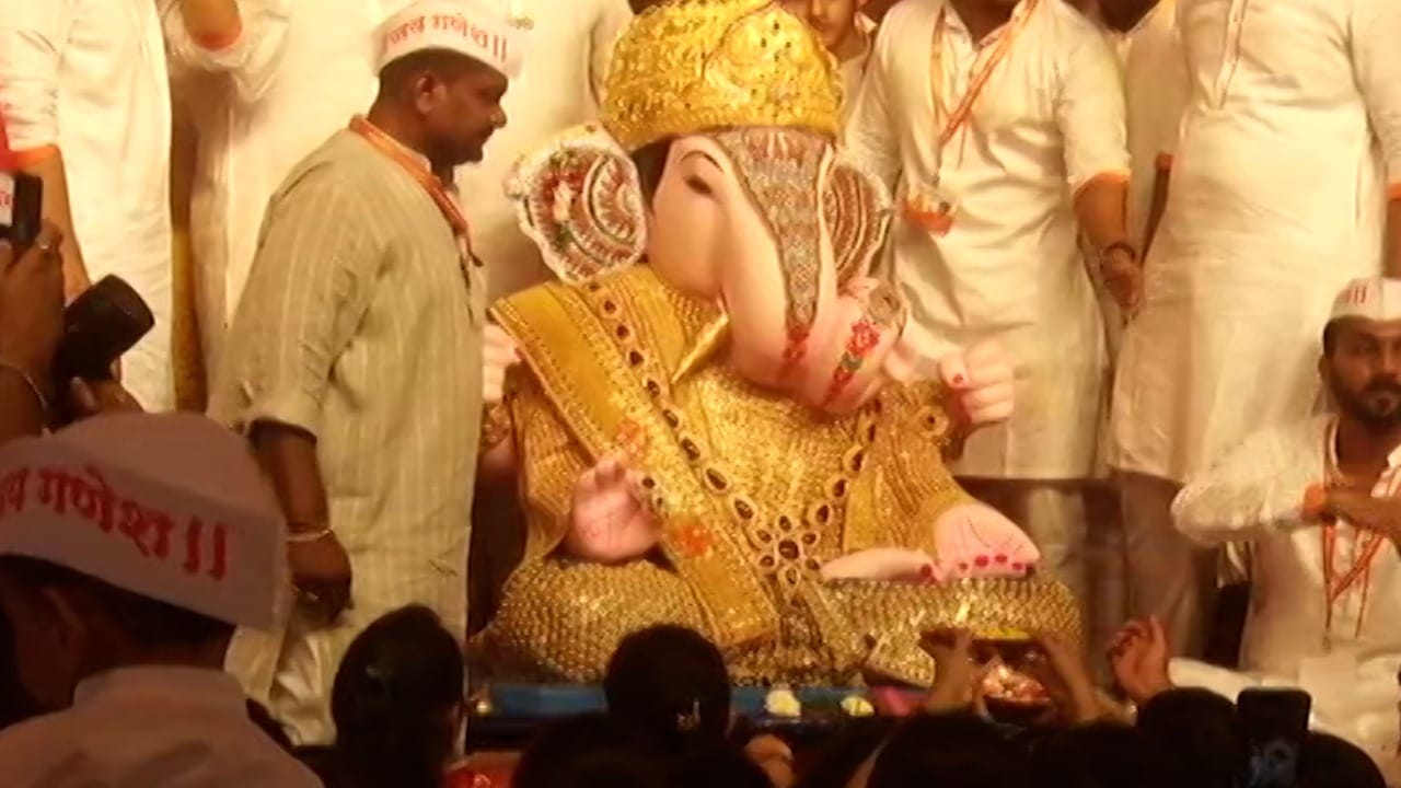 दगडूशेठ गणपतीची मूर्ती हनुमान रथातून नेण्यात आली. यावेळी गणरायच्या दर्शनासाठी पुणे शहरातील भाविकांनी गर्दी केली होती. लक्ष्मी रस्ता गर्दीने फुलून गेला होता. पावसाचे वातावरण असतानाही पुणेकर गणरायाच्या दर्शनासाठी आले होते.