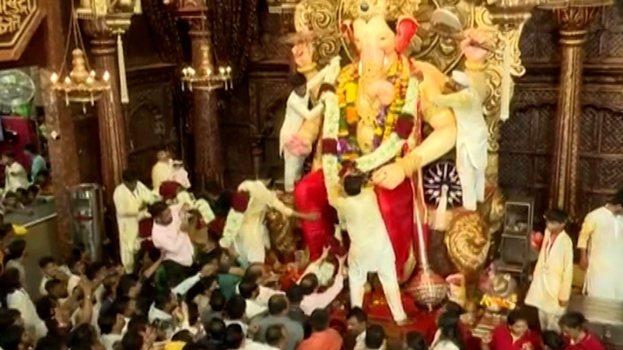 उद्या अंनत चतुर्दशी आहे. त्यामुळे कालपासून 'लालबागच्या राजा'च्या दर्शनासाठी मोठी गर्दी आहे.