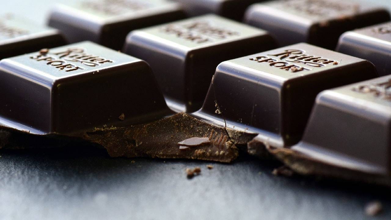 डार्क चॉकलेट केवळ चवीलाच चांगले नसतात तर त्याचे अनेक फायदे असतात. तुम्हाला लक्षात आलं असेल की आपण दुःखात असलो किंवा आपण स्ट्रेस मध्ये असलो की आपल्याला गोड खायची, चॉकलेट खायची इच्छा होते. डार्क चॉकलेटमध्ये फ्लेव्होनॉइड्स असतात जे मूड चांगला करतात. आरोग्यतज्ञ सुद्धा स्ट्रेस दूर करण्यासाठी डार्क चॉकलेट खाण्याचा सल्ला देतात. 