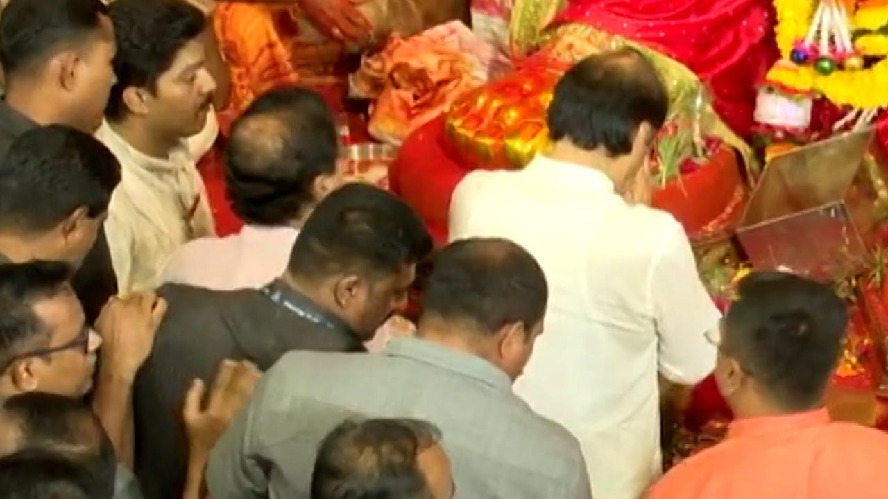 उपमुख्यमंत्री अजित पवार आज 'लालबागच्या राजा'च्या दर्शनाला आले होते. यावेळी त्यांचे पुत्र पार्थ पवार सोबत होते.