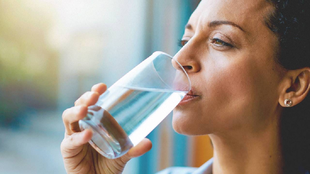 मळमळ आणि उलट्या: अति प्रमाणात पाणी प्यायल्यास आरोग्याला धोका होऊ शकतो. तुम्हाला मळमळ आणि उलट्या अशा समस्या होऊ शकतात. जर तुम्हाला उल्टी सारख्या समस्या जाणवू लागल्या तर समजा की तुम्ही जास्त पाणी पिताय. 