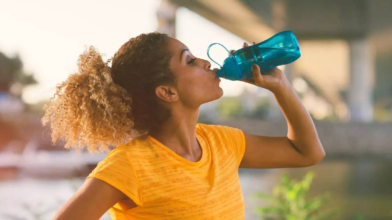 स्नायूंमध्ये क्रॅम्प: आपल्या वाचनात नेहमी येत असतं की पाणी जास्त प्यायल्यास सोडियम कमी होतं. रक्तात सोडियम कमी झाल्यास अनेक समस्या निर्माण होतात. स्नायूंमध्ये क्रॅम्प येतात. यासोबतच अशक्तपणा देखील जाणवतो.