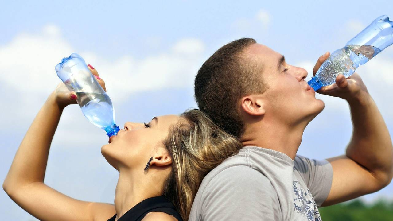 सूज: तुम्ही कधी ऐकलंय का की जास्त पाणी प्यायल्यावर सूज येते? होय पाणी अति प्रमाणात प्यायल्यास गुडघा, पाय आणि शरीराच्या विविध भागात सूज येते. हे जास्त पाणी प्यायल्यामुळे होतं.