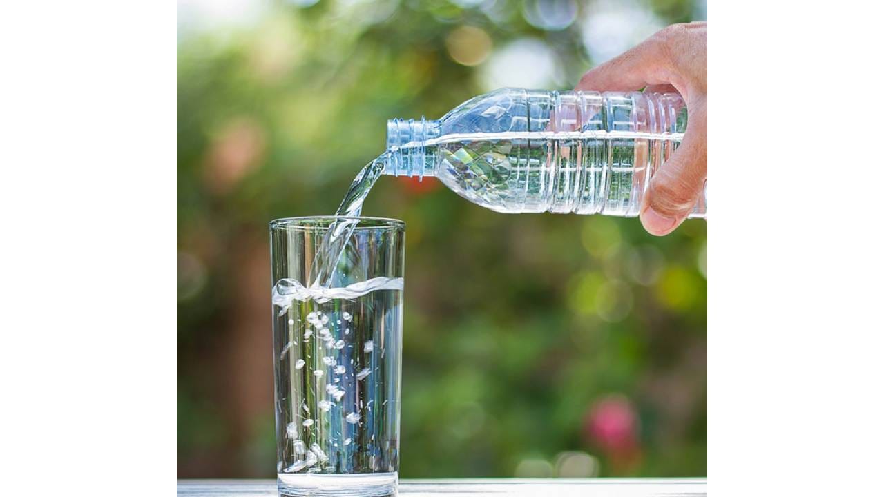 थकवा: जास्त पाणी प्यायल्यास आरोग्यास अनेक धोके होतात. रोज ३-४ लिटर पाणी प्यावं असं आवर्जून सांगितलं जातं पण त्यापेक्षा जास्त पाणी प्यायल्यास थकवा जाणवू शकतो. थकवा असेल तर सुस्ती जाणवते, आळस येतो.