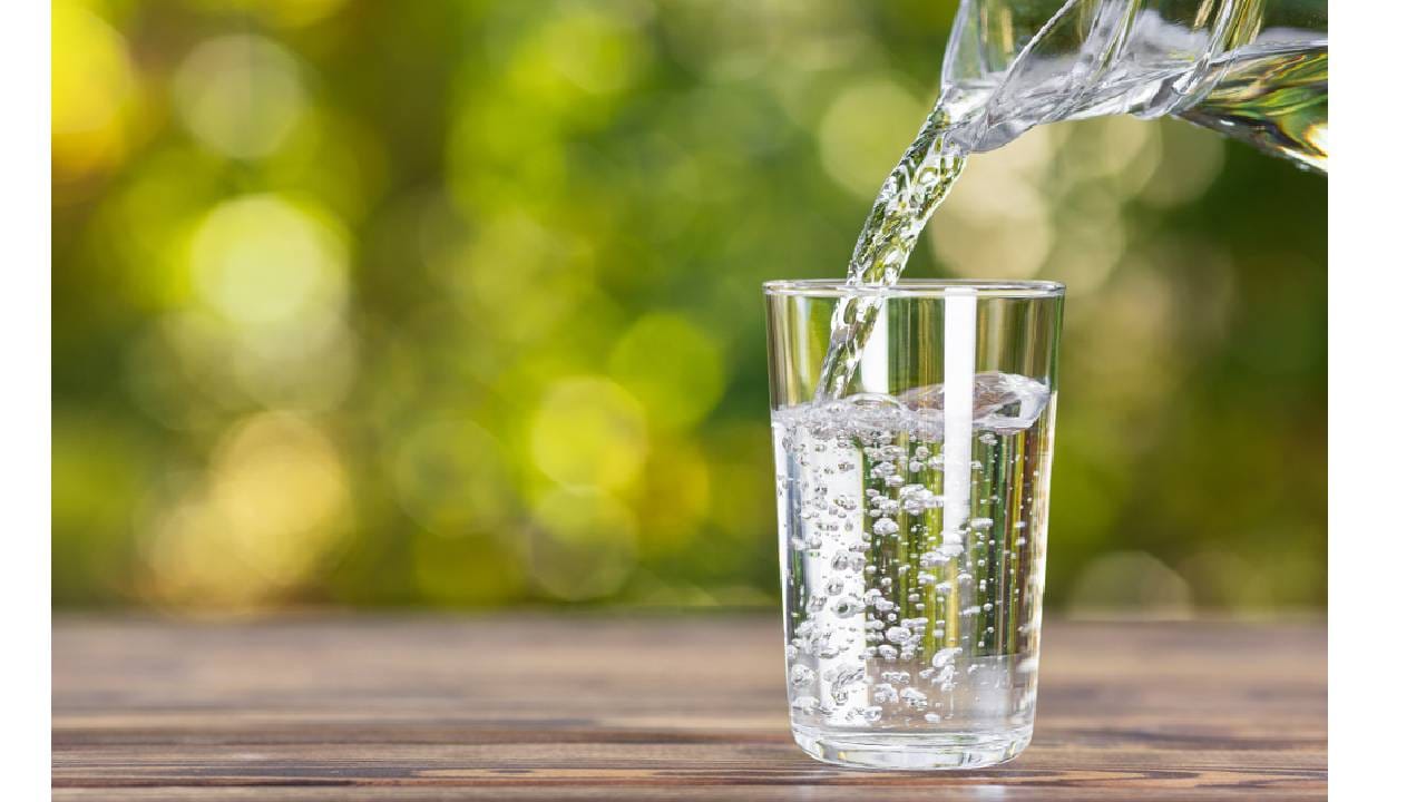 डोकेदुखी: पाणी जास्त प्यायलं की सोडियमचे प्रमाण शरीरात कमी होतं, रक्तात जर हे सोडियमचे प्रमाण कमी असेल तर तुम्हाला डोकेदुखीचा त्रास होऊ शकतो. डोकेदुखी, अस्वस्थता अशा समस्या सोडियम कमी झालं की जाणवतात आणि हे जास्त पाणी प्यायचे परिणाम आहेत.