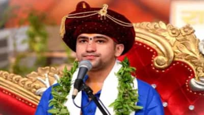 Baba bageshwar |  मी ब्राह्मण आहे, मग मी काय...., भर कार्यक्रमात पंडित धीरेंद्र कृष्ण शास्त्री खवळले, काय झालं?