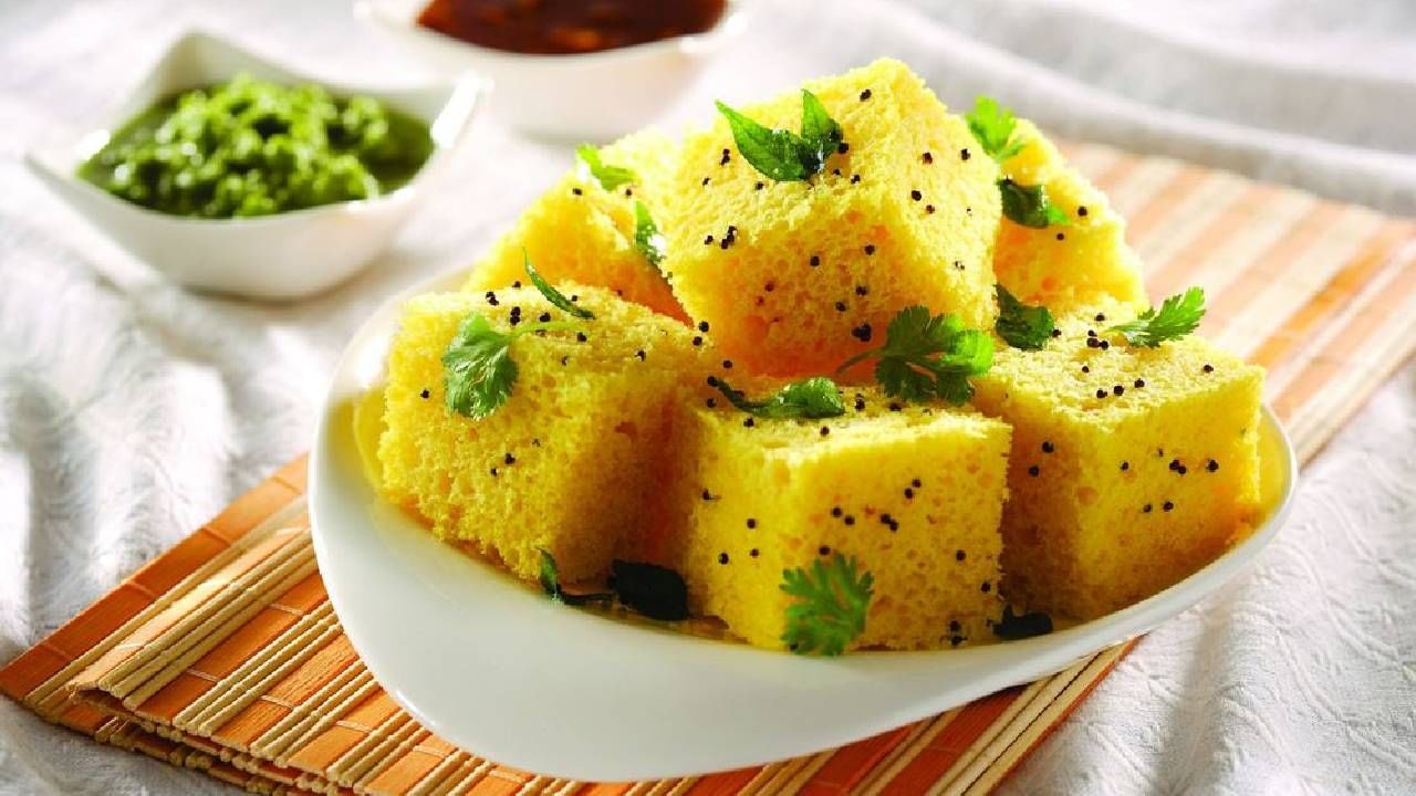 ढोकळा: तांदूळ आणि हरभऱ्याच्या पिठापासून बनवलेला ढोकळा बऱ्याच लोकांचा आवडता पदार्थ असतो. ढोकळा हिरव्या चटणीसोबत खाल्ला जातो. खमण ढोकळा हा खूप चविष्ट आणि स्पंजी असतो. भारतातील लोकप्रिय पदार्थांमध्ये या ढोकळ्याचा समावेश होतो. ढोकळा जर वाफवलेला असेल तर तो आरोग्यासाठी खूप चांगला असतो.