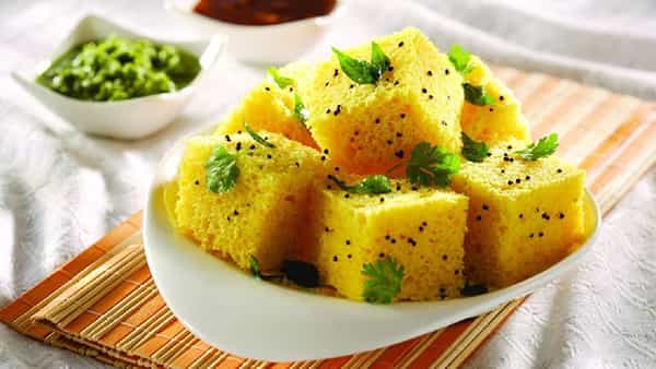 ढोकळा: तांदूळ आणि हरभऱ्याच्या पिठापासून बनवलेला ढोकळा बऱ्याच लोकांचा आवडता पदार्थ असतो. ढोकळा हिरव्या चटणीसोबत खाल्ला जातो. खमण ढोकळा हा खूप चविष्ट आणि स्पंजी असतो. भारतातील लोकप्रिय पदार्थांमध्ये या ढोकळ्याचा समावेश होतो. ढोकळा जर वाफवलेला असेल तर तो आरोग्यासाठी खूप चांगला असतो.