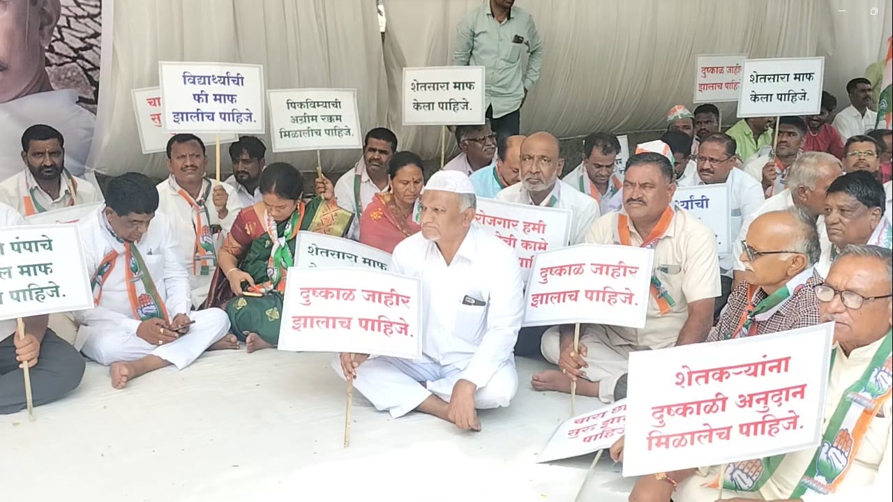 धुळे जिल्ह्यात अपेक्षित असा पाऊस न पडल्याने धुळ्यातील पिकांची अवस्था वाईट झाली आहे. गेल्या अडीच महिन्यापासून पावसाने धुळे जिल्ह्याकडे पाठ फिरवली असून शेतकरी अडचणीत सापडला आहे.