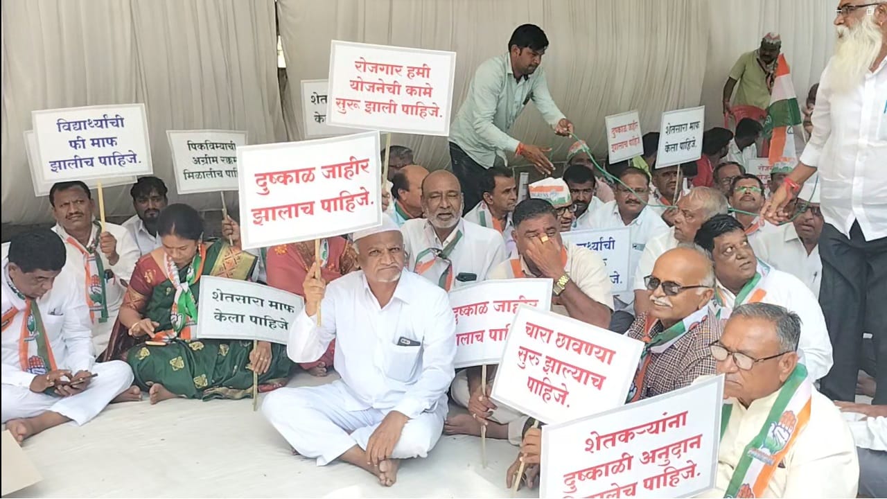  त्यामुळे या हंगामात येणारी सर्व पीक ही करपली आहेत प्रतिकूल परिस्थितीनुसार शेतकऱ्यांना पिक विमा ची अग्रीम रक्कम पातळीने द्यावी मात्र तसे होताना दिसत नाही दुसरीकडे मात्र कृषी मंत्र्यांच्या जिल्ह्यात अग्रीम रक्कम जमा करण्यात आली आहे.