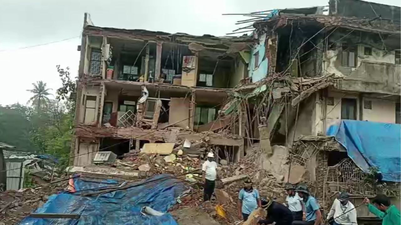 Dombivli Building Collapse | डोंबिवलीत तीन मजली इमारत कोसळली, काही नागरीक ढिगाऱ्याखाली अडकल्याची भीती