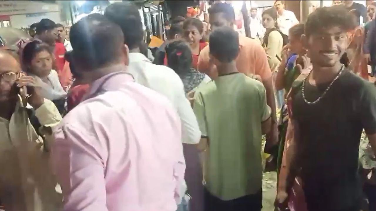 डोंबिवली स्टेशन परिसरात महिलांमध्ये फ्री स्टाईल हाणामारी, पाहा VIDEO