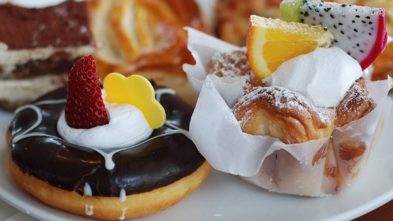 पेस्ट्री आणि डोनट्स: उठल्या उठल्या केक, पेस्ट्री, डोनट्स, बिस्किट्स खाणं ही सगळ्यात हानिकारक सवय आहे. होय, ही सवय आरोग्यासाठी अत्यंत हानिकारक आहे. तुम्ही दिवसाची सुरुवात पौष्टिक पदार्थांनी करावी. बेकरी प्रॉडक्ट्स, मैदा असणारे पदार्थ पौष्टिक नसतात. 