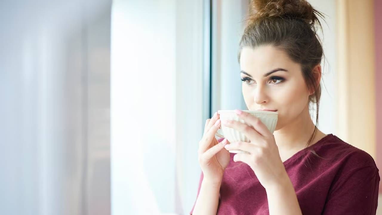 चहा-कॉफीपासून रहा दूर : जेवणानंतर तासभर तरी चहा-कॉफी पिऊ नये. अन्यथा आरोग्याचे गंभीर नुकसान होऊ शकते. तसेच आरोग्याशी संबंधित समस्याही वाढू शकतात. 