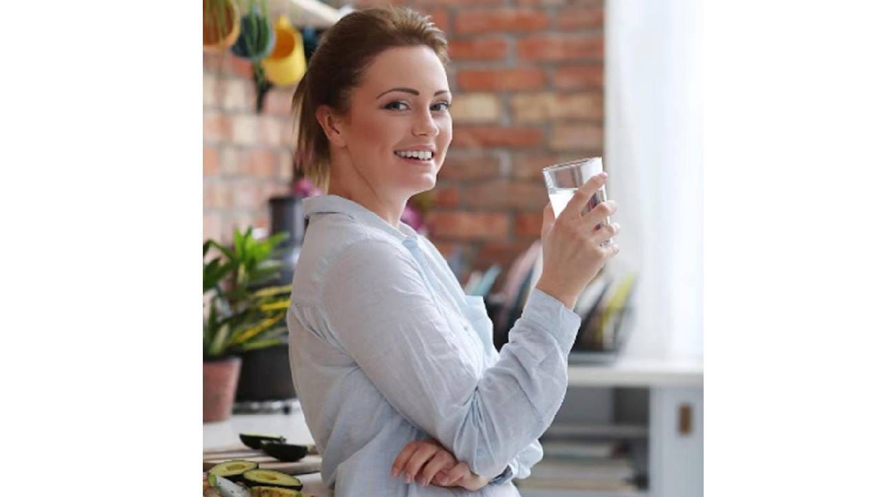 जेवणाआधी थोडंसं पाणी प्यायल्यास पचनक्रिया नीट होते. थोड्याशा प्रमाणात पाणी प्यायलं की पोटातील आम्ल पातळ होते, पचनक्रिया मंदावते आणि सुरळीत होते. पुढच्यावेळी जेव्हा जेवण कराल त्याआधी पाणी प्यायला विसरू नका. 