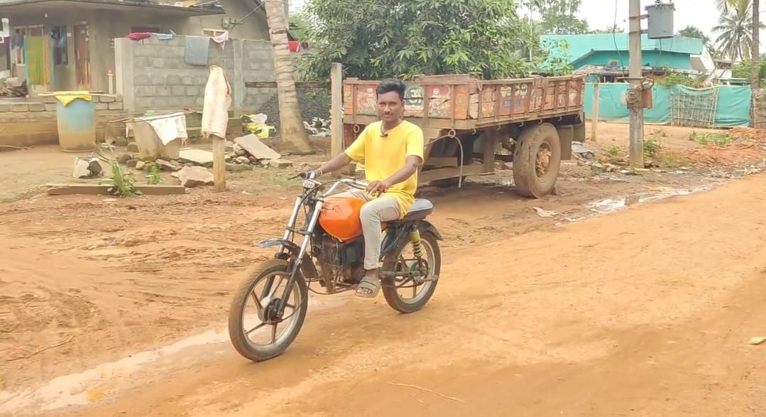 तरुणाने यूट्यूब पाहून तयार केली भन्नाट इलेक्ट्रीक बाईक, एका चार्जिंगमध्ये इतके अंतर कापते