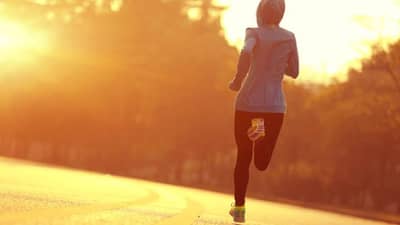 Health : थंडीपासून वाचण्यासाठी या पदार्थांचा खाण्यात करा समावेश, शरीर राहिल गरम!