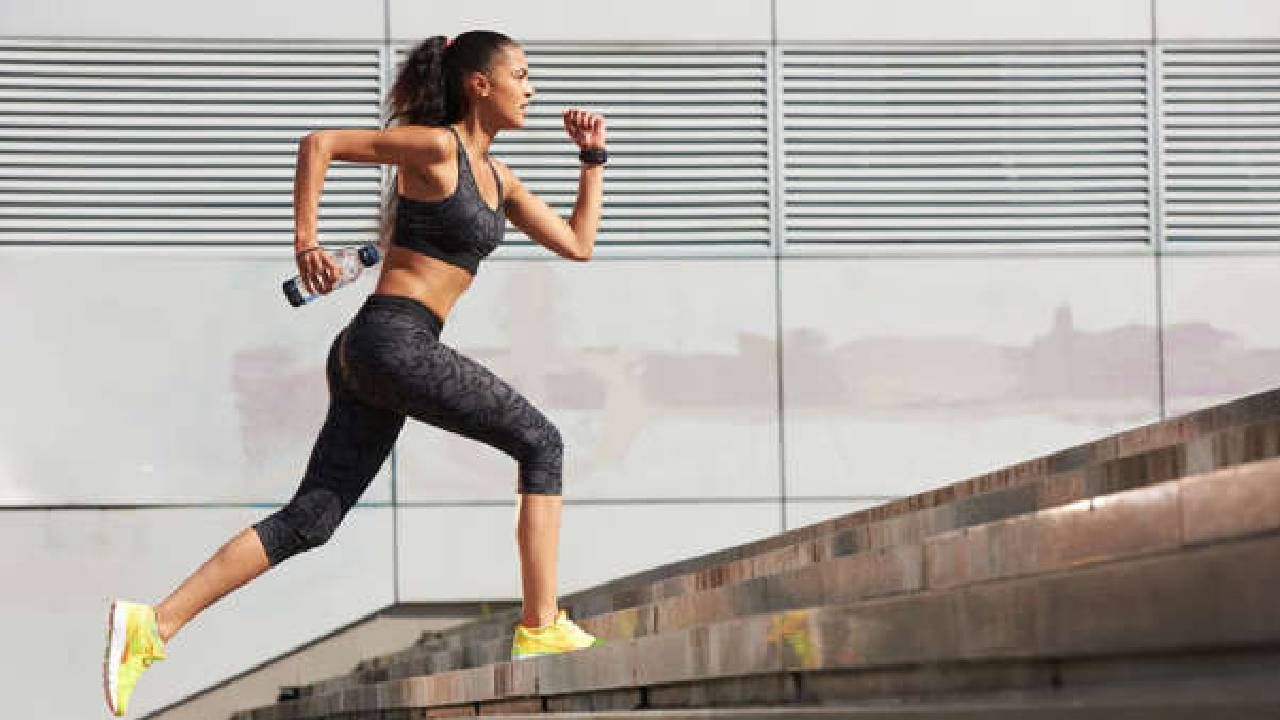 तणावाशी लढण्यासाठी बेस्ट उपाय आहे व्यायाम! व्यायाम केल्याने ताणतणाव कमी होतो. आठवड्यातून तीनदा व्यायाम करायला हवा. तणावाशी लढण्यासाठी व्यायाम हा चांगला उपाय आहे. व्यायाम मेंदूला अधिक डोपामाइन, सेरोटोनिन आणि एंडोर्फिन तयार करण्यास मदत करते ज्यामुळे स्ट्रेस कमी होतो.