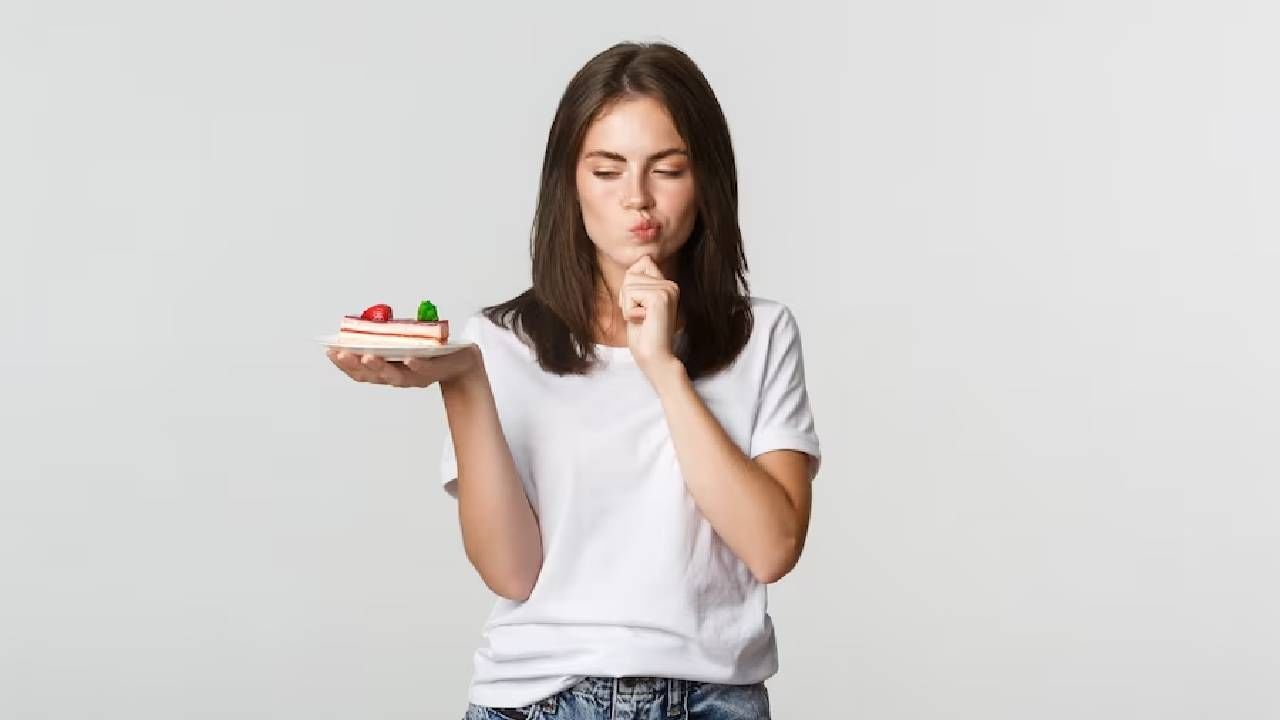   खाणं बंद करणं : ज्यांना वजन कमी करायचं आहे, ते बहुतेक लोक जलद परिणामांसाठी जेवण बंद करण्याची चूक करतात. पण असे केल्याने शरीरात पोषक तत्वांची कमतरता निर्माण होते आणि त्याचे अनेक गंभीर तोटे होतात.