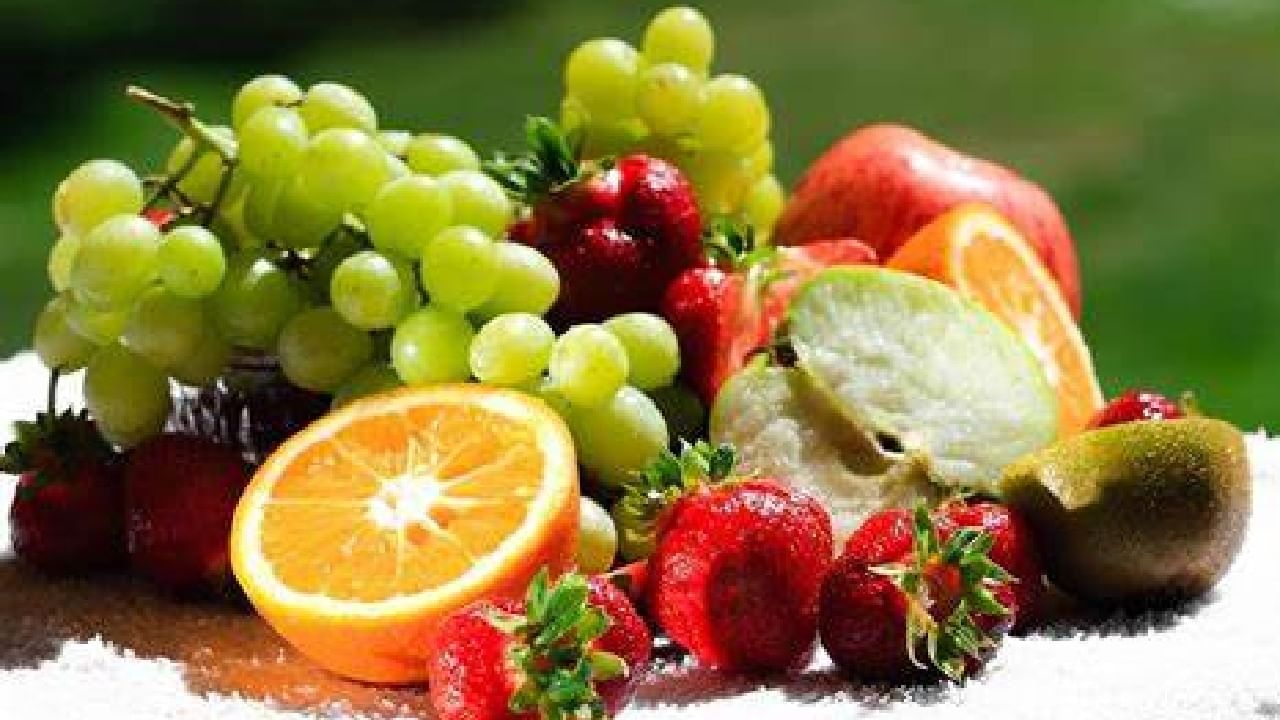 फळांचे सेवन सकाळीच करावे. सकाळी फळे खाल्ल्याने दिवसभर एनर्जी जाणवते. दिवसाच्या इतर कुठल्याही वेळेपेक्षा  सकाळीच नाश्त्यात फळे खाणं कधीही योग्य असतं. फळांमध्ये जीवनसत्त्व आणि खनिजे असतात. उपाशी पोटी फळे खाल्ल्याने आरोग्यासाठी फायदा होतो. 