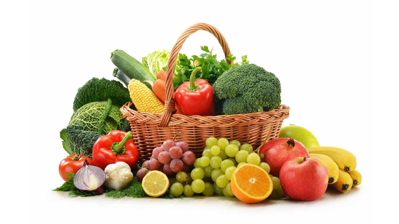 फळे आणि भाज्या: फळे आणि भाज्या यामध्ये कॅलरी आणि फॅट्सचं प्रमाण कमी असतं. यात फायबर, खनिजे, जीवनसत्त्वे सगळंच चांगल्या प्रमाणात असतं.  जागतिक आरोग्य संघटनेने (डब्ल्यूएचओ) प्रौढ व्यक्तीसाठी शिफारस केलेल्या दैनंदिन सेवनामध्ये 2 कप फळे (4 सर्व्हिंग), 2.5 कप भाज्या (5 सर्व्हिंग), 180 ग्रॅम धान्य आणि 160 ग्रॅम मांस आणि सोयाबीनचा समावेश आहे.