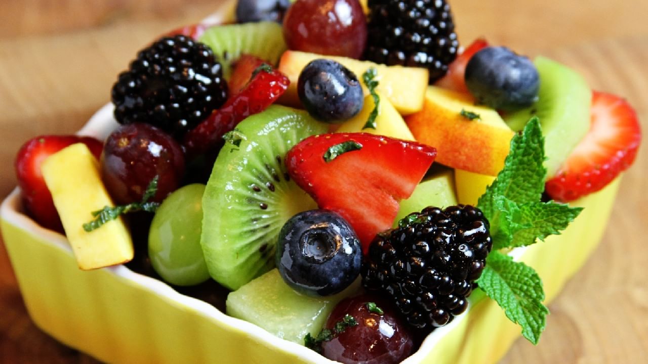 फळांनी वजन कमी होतं. यात फायबर असल्यानं पचन चांगलं होतं. फळांनी पोट लवकर भरते त्यामुळे अर्थातच वजन कमी होतं. बरेचदा ज्या लोकांना वजन कमी करायचं आहे ते लोक फलाहार करतात. 