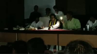 अरे देवा! मंत्री आले आणि बत्ती गुल, मोबाईलची टॉर्च लावून आढावा बैठक