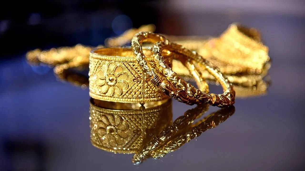 Mumbai Crime : लग्नाला जायचं म्हणून मुलीने सोन्याचे दागिने घालायला मागितले, दार उघडून पाहिलं तर झटकाच बसला ! Mumbai Crime : लग्नाला जायचं म्हणून मुलीने सोन्याचे दागिने घालायला मागितले, दार उघडून पाहिलं तर झटकाच बसला !
