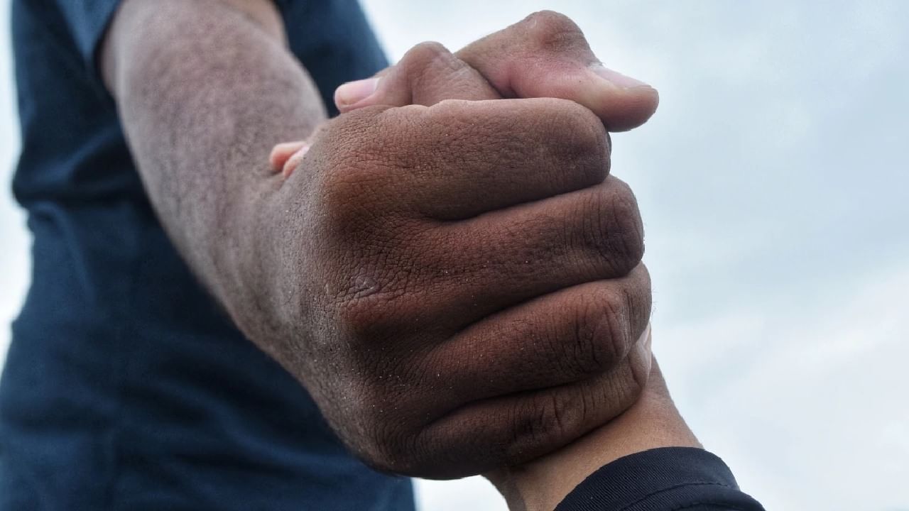 चांगलं माणूस कसं व्हावं असा प्रश्न प्रत्येकाला पडतो. पण हे खूप सोपं आहे आणि छोटी पावले उचलून सुद्धा तुम्ही करू शकता. जसं की आजूबाजूचा परिसर चांगला ठेवणे, एखाद्या गरजूला मदत करणे. सकारात्मक दृष्टिकोन ठेवणे. 