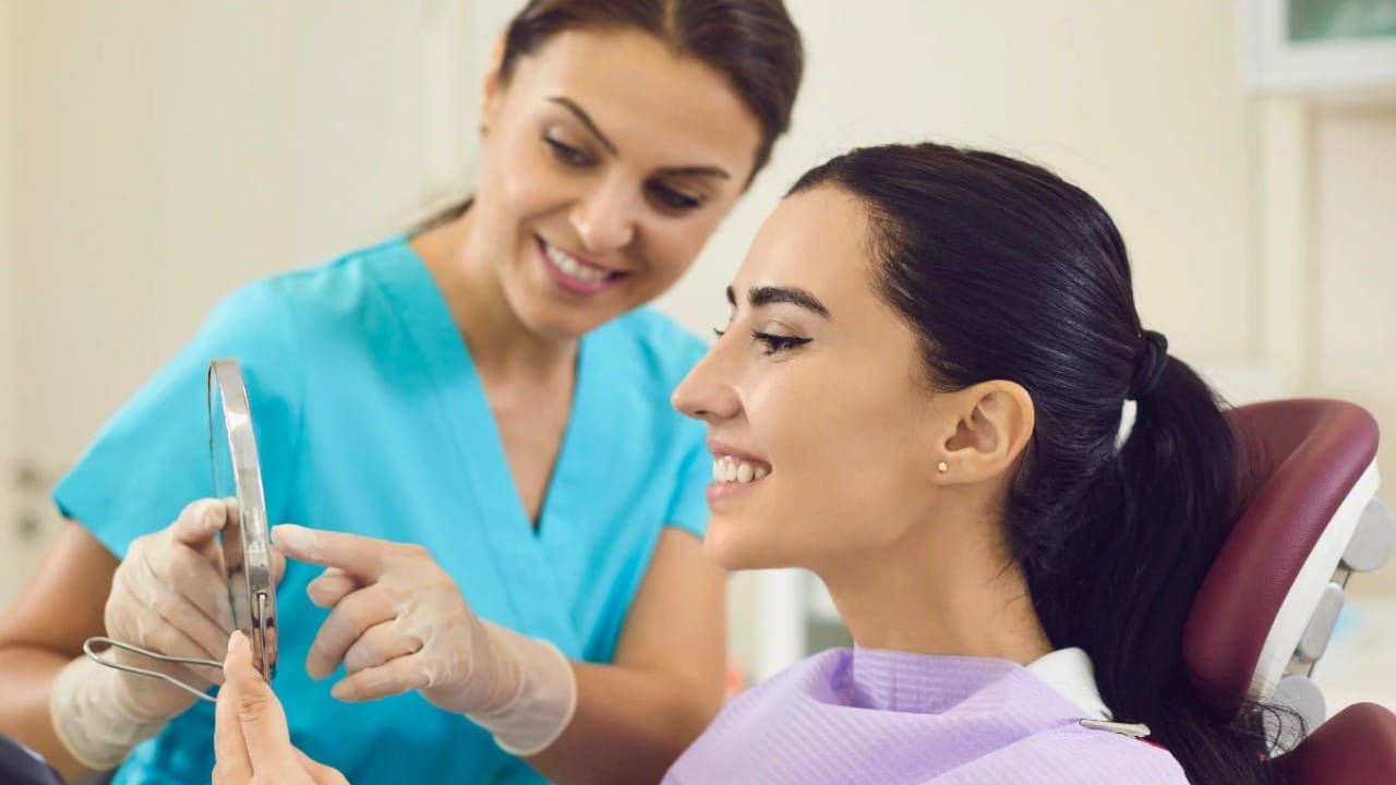 लोकांच्या भावनांचा आदर करा, प्रामाणिक आणि दयाळू व्हा. इतरांना हानी पोहचवू नका. इतरांबद्दल सहानुभूती बाळगा.  इतरांना हानी पोहोचवणारी भाषा किंवा कृती टाळा.