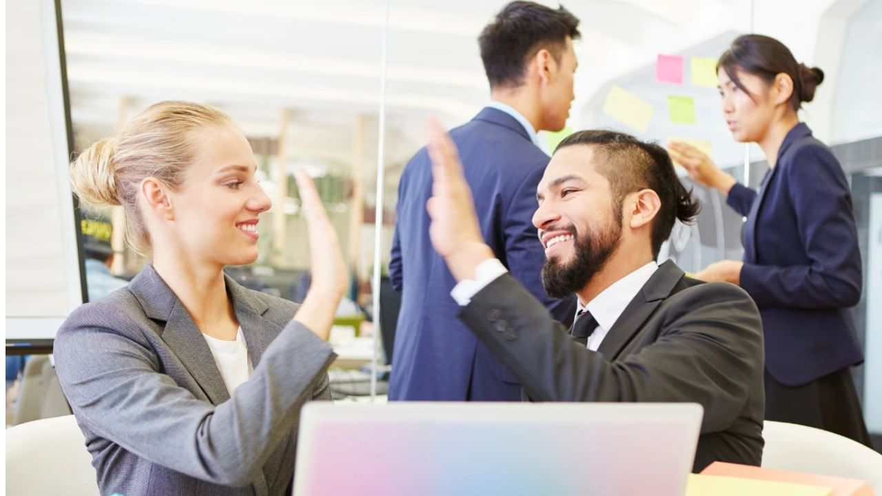 एक चांगला माणूस होणे म्हणजे इतरांना मदत करणे असं सगळ्यांना वाटतं. चांगला माणूस तोच असतो जो स्वतःला सुधारण्यासाठी प्रयत्न करतो आणि स्वतःवर प्रेम करतो. त्यामुळे स्वतःवर प्रेम करायला शिका आणि स्वतःवर काम करा. 