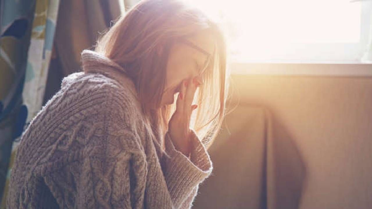 झोप आणि मानसिक आरोग्य एकमेकांवर अवलंबून आहेत. चांगली झोप झाली की मानसिक आरोग्य चांगलं राहतं, चांगलं मानसिक आरोग्य असेल तर चांगली झोप येते. झोप झाली की मन शांत राहतं. झोपायची आणि उठायची वेळ ठरलेली असेल तर माणूस स्ट्रेस पासून दूर राहतो.