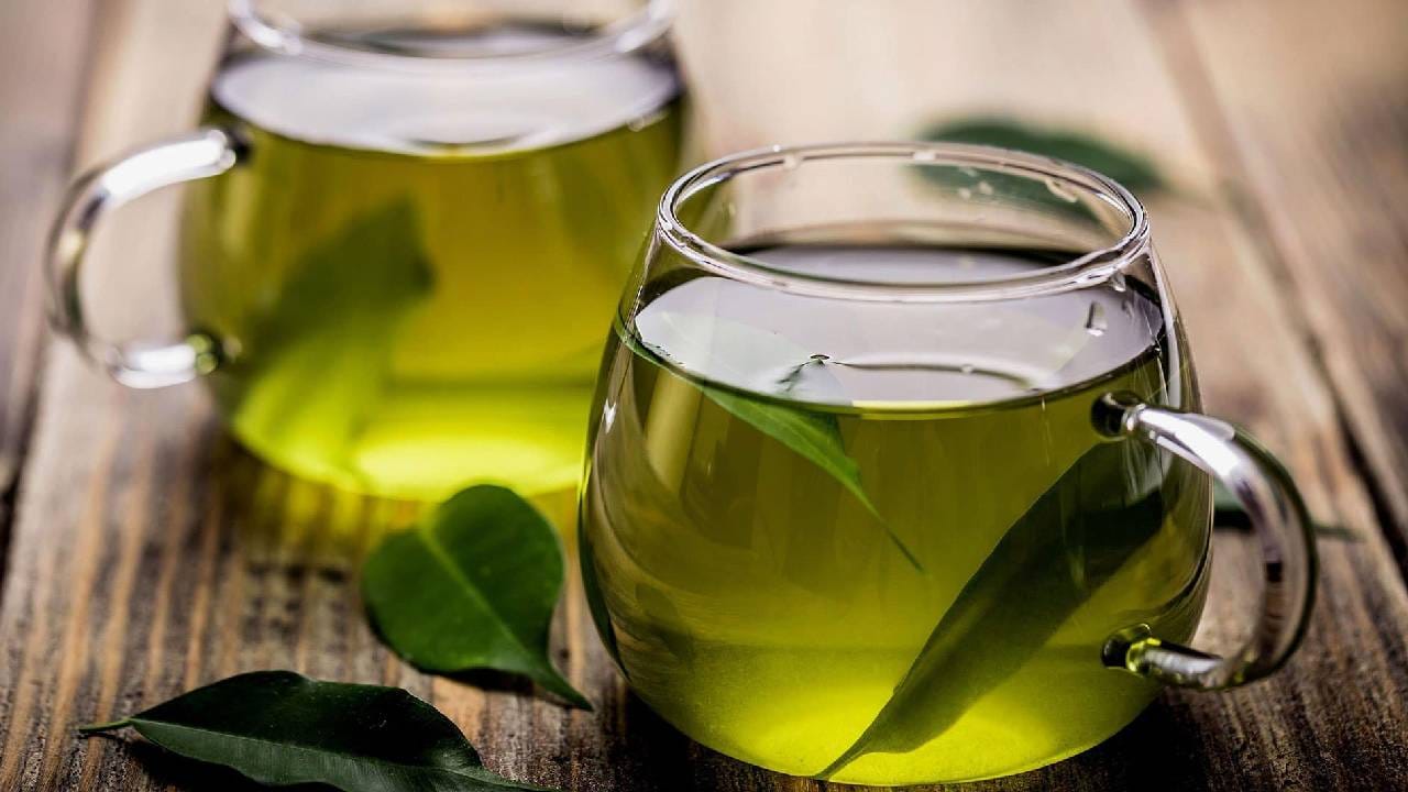 स्ट्रेस दूर करण्यासाठी ग्रीन टी हा सोपा उपाय आहे. ताणतणाव दूर करायचा असेल तर ग्रीन टी प्या. ग्रीन टी मध्ये कॅफिन असतं आणि कॅफिन तणावाला दूर करतं. आपण काय खातो-पितो याला फार महत्त्व आहे. ग्रीन टी स्ट्रेसमध्ये खूप फायदेशीर असते.  ग्रीन टीमध्ये L-theanine (एल-थियानिन) हे अमिनो अॅसिड असते ज्याने डोकं शांत होतं. 