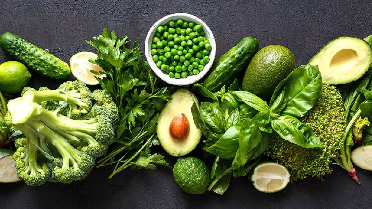 पालेभाज्या: पालेभाज्या अनेकांना आवडत नाहीत. पण पालेभाज्या आरोग्याला किती महत्त्वाच्या आहेत हे आपल्याला वारंवार सांगितलं जातं. पालेभाज्यांमध्ये मॅग्नेशियम असतं. मॅग्नेशियम तणाव कमी करण्यास महत्त्वाची भूमिका बजावतं. पालेभाज्या नियमित खाल्ल्यास तुम्हाला याचा प्रभाव नक्की दिसून येईल. 