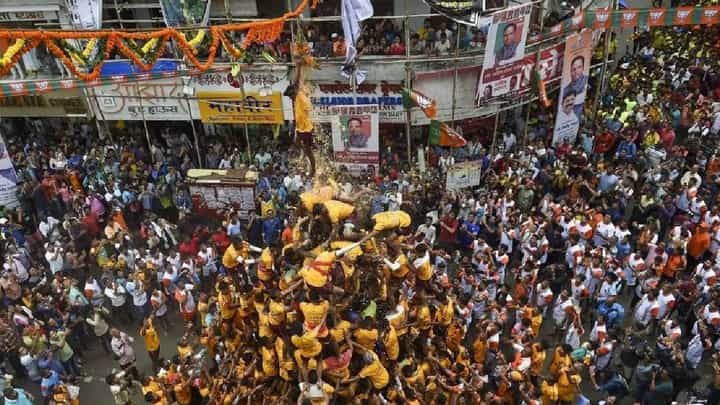 ढाक्कुमाकुम ! राज्यभरात दहीहंडीचा मोठा उत्साह, मुंबई अन् ठाण्यात गोविंदांचा जल्लोष ढाक्कुमाकुम ! राज्यभरात दहीहंडीचा मोठा उत्साह, मुंबई अन् ठाण्यात गोविंदांचा जल्लोष