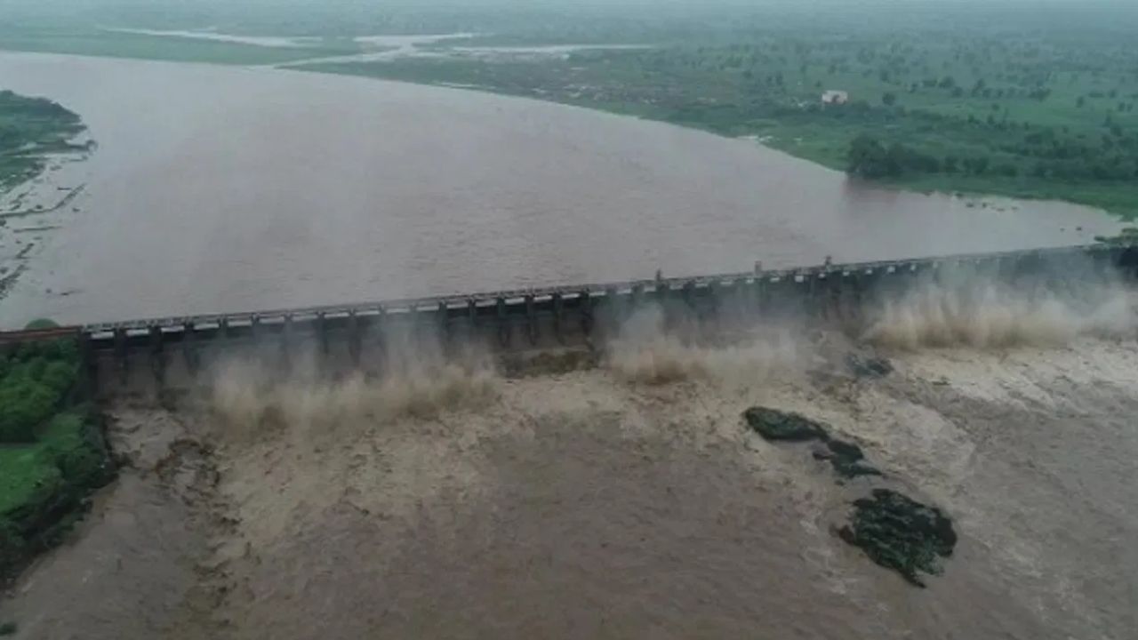 Jalgaon Rain | हतनूर धरणाचे 4 दरवाजे उघडले, जळगावमध्ये पावसाची दमदार बॅटिंग