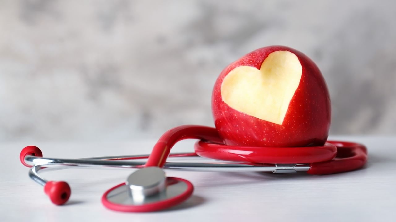 Health : कमजोर हृदय असणाऱ्यांच्या शरीरात ही लक्षणे दिसून येतात, जाणून घ्या! Health : कमजोर हृदय असणाऱ्यांच्या शरीरात ही लक्षणे दिसून येतात, जाणून घ्या!