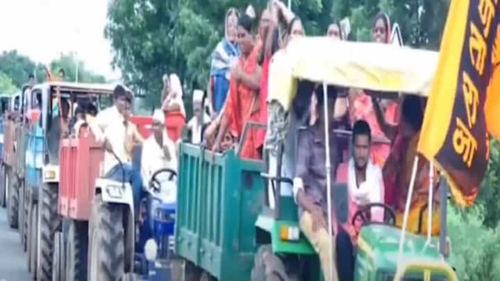 मराठा आरक्षणाच्या आंदोलनाला पाठिंबा म्हणून महिलांचा ट्रॅक्टर मोर्चा, 'आरक्षण न दिल्यास...' मराठा आरक्षणाच्या आंदोलनाला पाठिंबा म्हणून महिलांचा ट्रॅक्टर मोर्चा, 'आरक्षण न दिल्यास...'