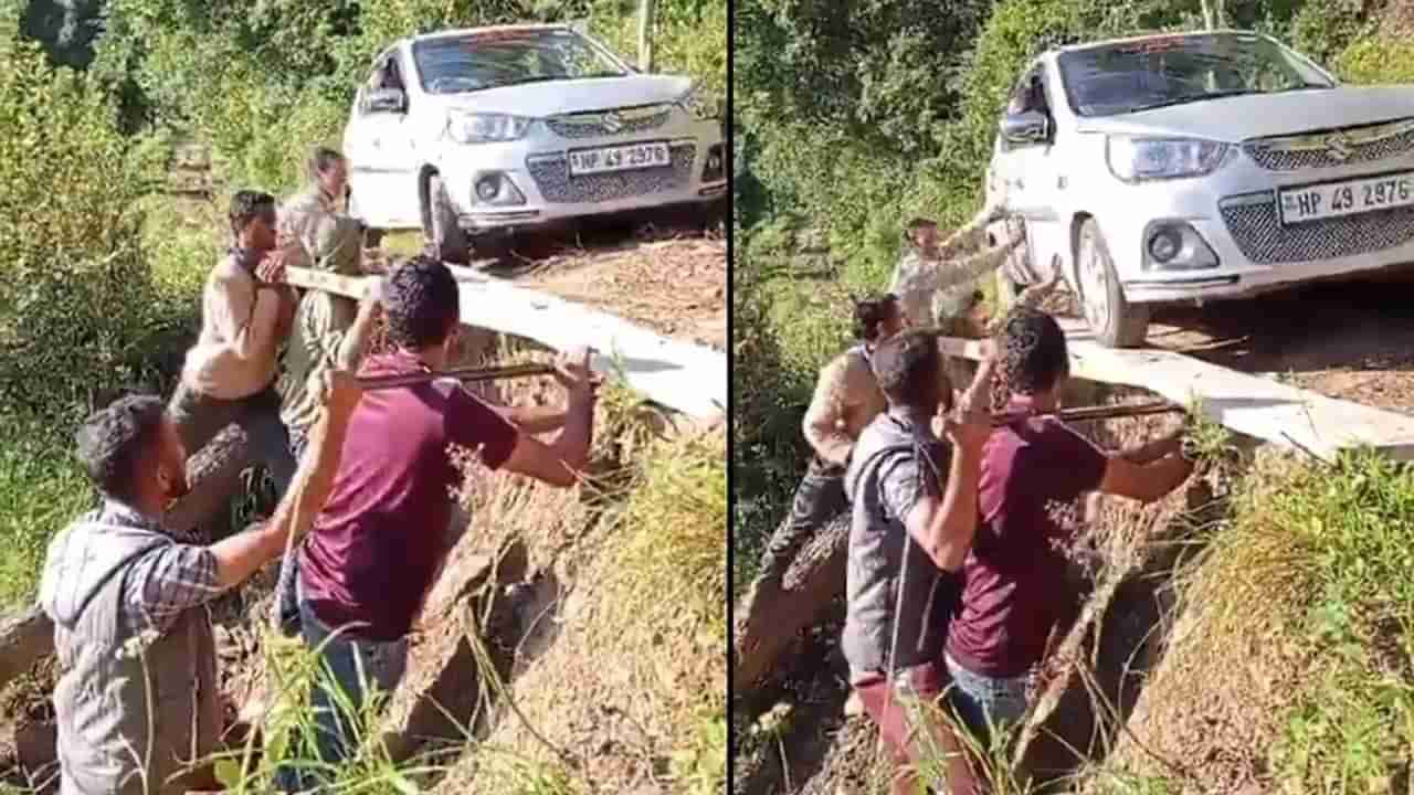 अडगळीतून गाडी बाहेर काढताना लोकांनी केला जुगाड, व्हिडीओ व्हायरल