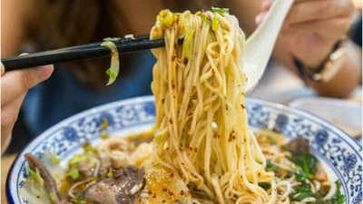 Health : एकमेकांचं उष्ट खात असाल तर थांबा, कारण... एकदा जरूर वाचा ही बातमी!