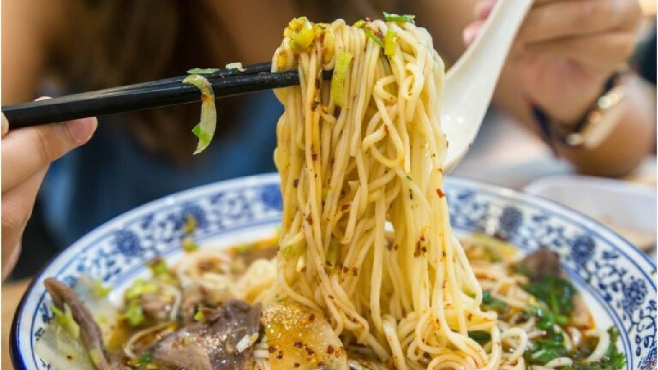 Health : एकमेकांचं उष्ट खात असाल तर थांबा, कारण... एकदा जरूर वाचा ही बातमी! Health : एकमेकांचं उष्ट खात असाल तर थांबा, कारण... एकदा जरूर वाचा ही बातमी!