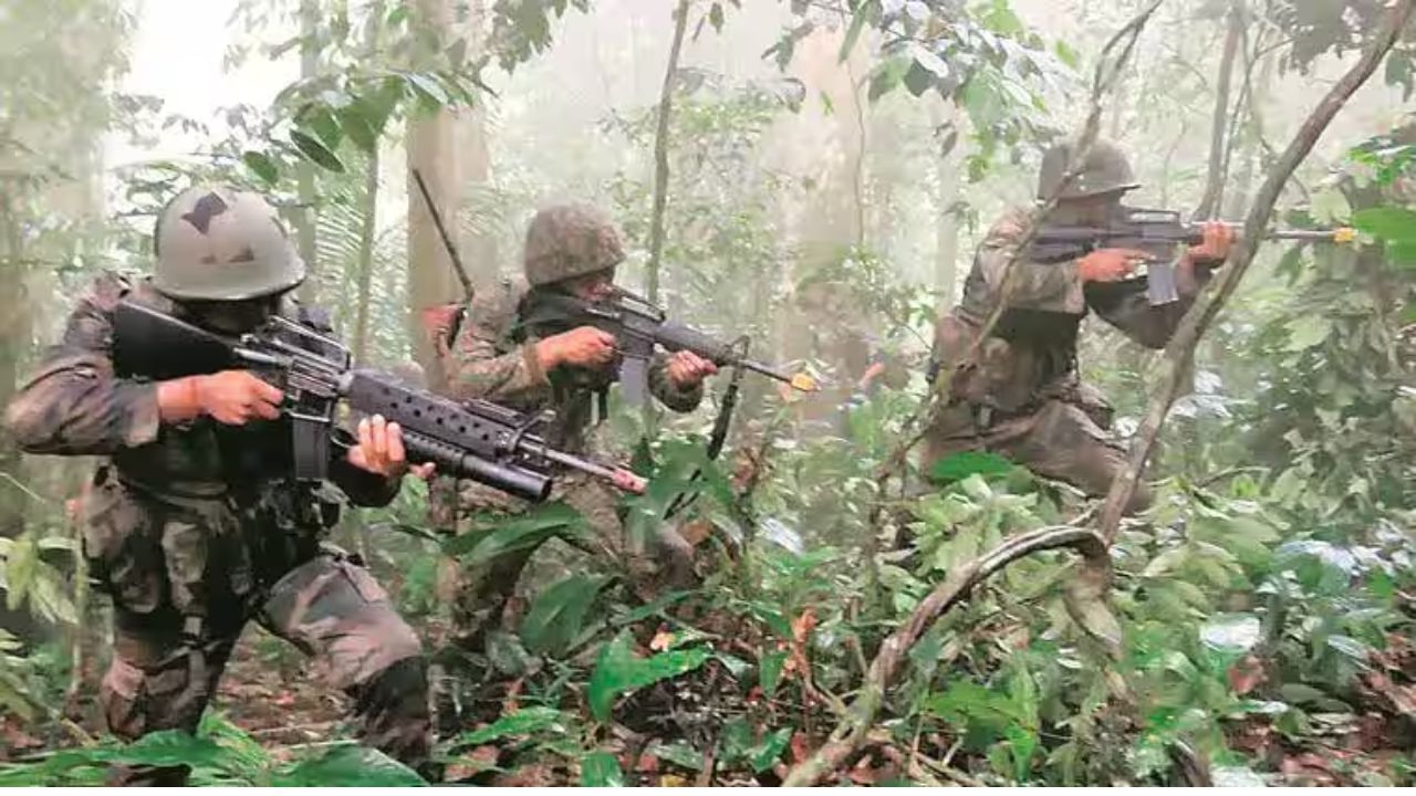 170 किमीची डोंगररांग, घनदाट जंगल, आणि दहशतवादी, भारतीय सैन्याचं 6 दिवसांपासून थरारक सर्च ऑपरेशन 170 किमीची डोंगररांग, घनदाट जंगल, आणि दहशतवादी, भारतीय सैन्याचं 6 दिवसांपासून थरारक सर्च ऑपरेशन