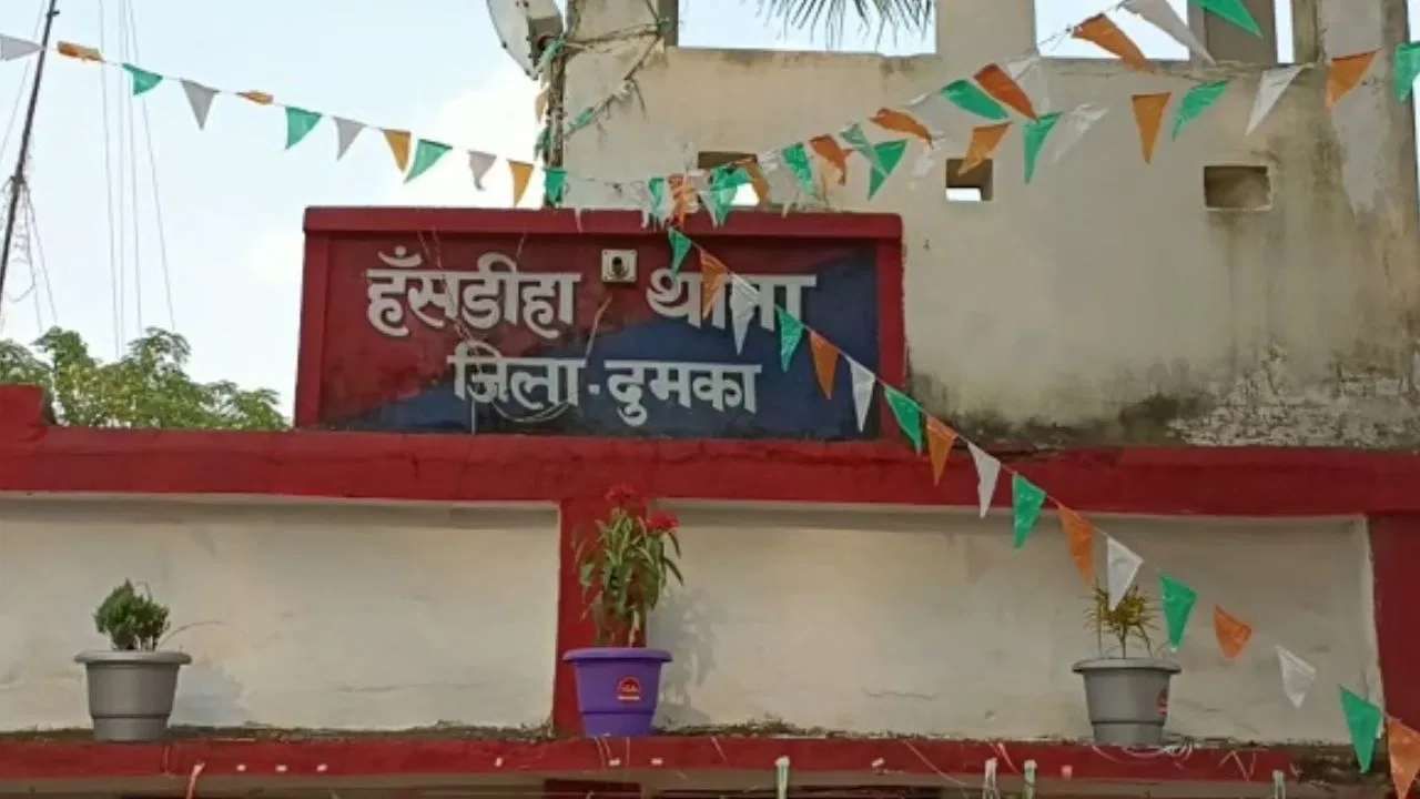 VIRAL NEWS : मैदानात फुटबॉलची मॅच सुरू, वीज पडली आणि सगळं गाव रडू लागलं VIRAL NEWS : मैदानात फुटबॉलची मॅच सुरू, वीज पडली आणि सगळं गाव रडू लागलं