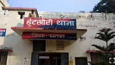 CRIME NEWS : रॉकेल टाकून आईला आणि पत्नीला पेटवलं, गावकऱ्यांनी सांगितलं कारण...