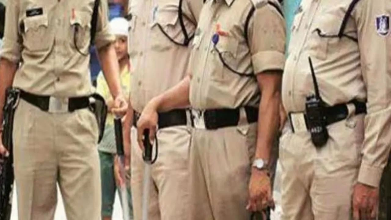 'नको त्या अवस्थेत' तरुण-तरुणी सापडली, गावकऱ्यांचा कडक नियम सोशल मीडियावर व्हायरल 'नको त्या अवस्थेत' तरुण-तरुणी सापडली, गावकऱ्यांचा कडक नियम सोशल मीडियावर व्हायरल