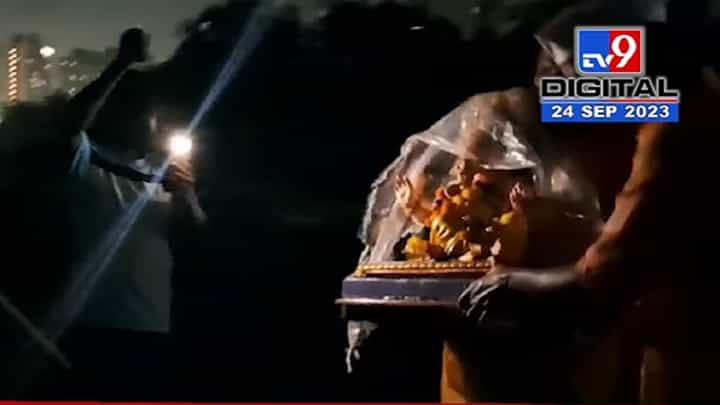 Ganesh Chaturthi 2023 | कल्याण-ठाकुर्लीतील बाप्पांचा परतीचा प्रवास रेल्वे रुळांवरून, पण का? Ganesh Chaturthi 2023 | कल्याण-ठाकुर्लीतील बाप्पांचा परतीचा प्रवास रेल्वे रुळांवरून, पण का?