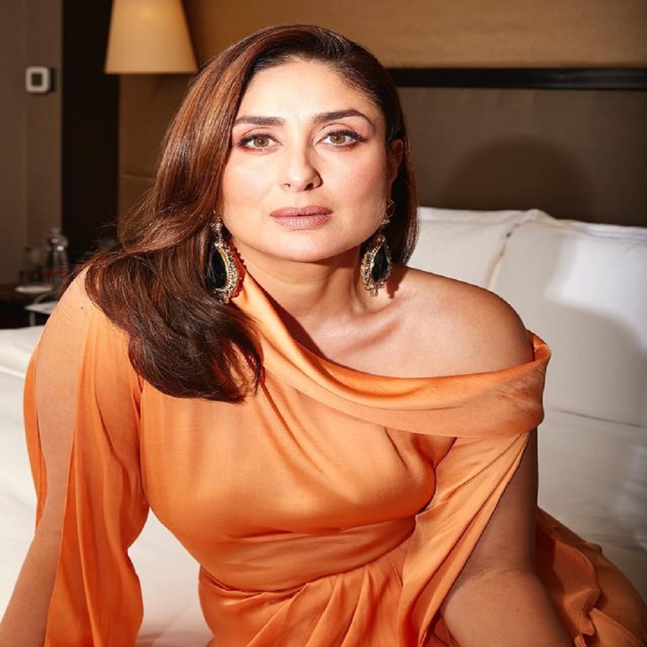 अभिनेत्री करीना कपूर खान हिला आज कोणत्याही ओळखीची गरज नाही. बॉलिवूडच्या प्रसिद्ध अभिनेत्रींपैकी एक म्हणजे अभिनेत्री करीना कपूर खान… अनेक सिनेमांच्या माध्यमातून अभिनेत्री चाहत्यांच्या भेटीस येते.