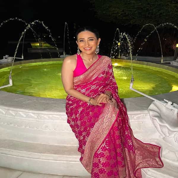 अभिनेत्री करिश्मा कपूर (Karisma Kapoor) हिने सोशल मीडियावर काही फोटो आणि व्हिडीओ पोस्ट केले आहेत. फोटोमध्ये अभिनेत्री फार सुंदर दिसत आहे. गुलाबी रंगाच्या साडीत अभिनेत्री चाहत्यांना फॅशन गोल्स देताना दिसत आहे.