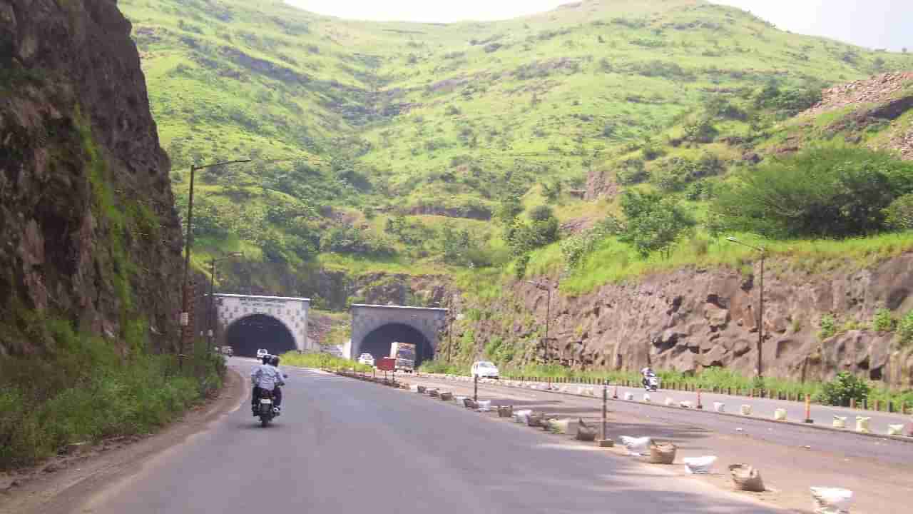 अश्लील हावभाव हातवारे करून गाड्या थांबवायच्या, लॉजिंग समोरचं...