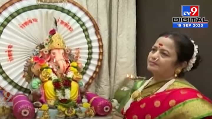 Kishori Pednekar यांच्या घरी गणपती बाप्पा विराजमान, लाडक्या गणरायाकडे काय मागितलं मागणं? Kishori Pednekar यांच्या घरी गणपती बाप्पा विराजमान, लाडक्या गणरायाकडे काय मागितलं मागणं?